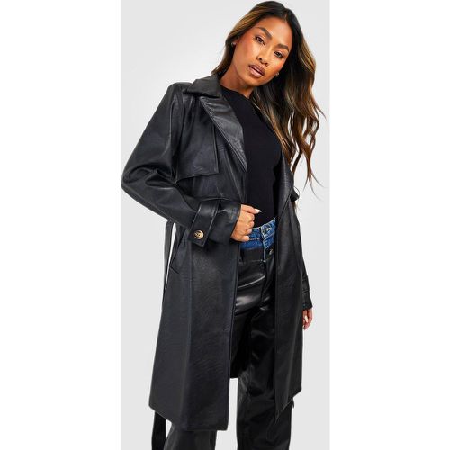 Cappotto Trench corto in pelle sintetica con cintura - boohoo - Modalova