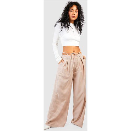 Pantaloni a gamba ampia con fascia in vita - boohoo - Modalova