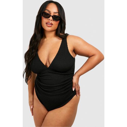 Costume intero Plus Size contenitivo a effetto goffrato con ruches - boohoo - Modalova