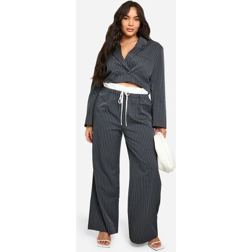 Pantaloni a gamba ampia Plus Size stile Boxer a righe verticali con laccetti in vita - boohoo - Modalova