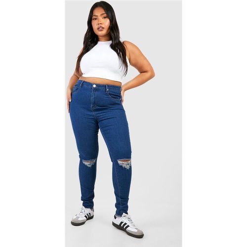 Jeans Plus Size Skinny Fit in denim con strappi sul ginocchio e fondo sfilacciato - boohoo - Modalova