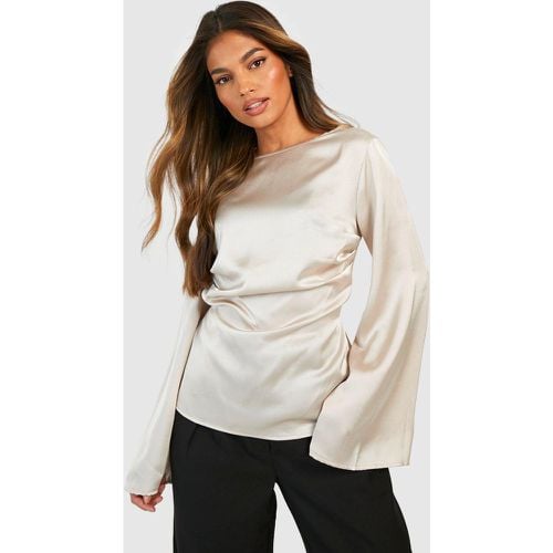 Blusa in raso con ruches in vita e scollo a barchetta - boohoo - Modalova