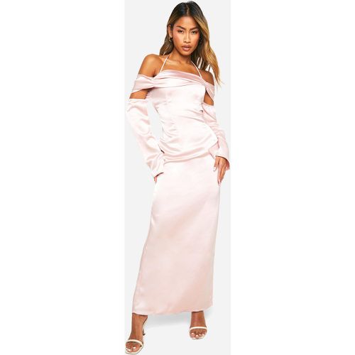 Vestito maxi in raso con spalle scoperte - boohoo - Modalova