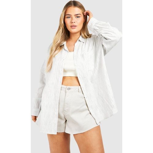 Camicia Plus Size oversize a righe con tasche e dettagli - boohoo - Modalova