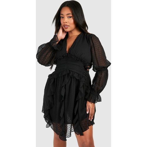 Miniabito Plus Size in rete plumetis a maniche lunghe con scollo profondo - boohoo - Modalova