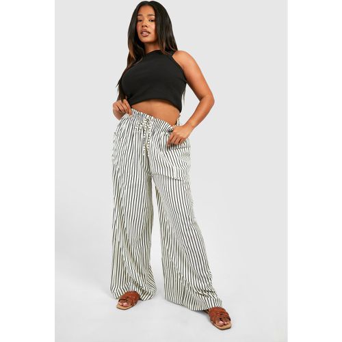 Pantaloni Plus Size a gamba ampia elasticizzati in tessuto a righe - boohoo - Modalova