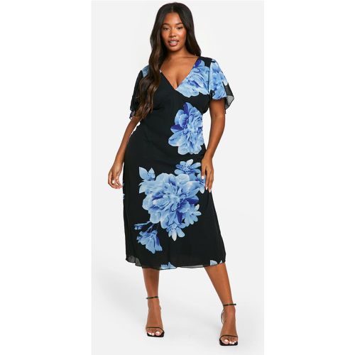 Vestito longuette Plus Size con stampa a fiori e maniche ad angelo - boohoo - Modalova