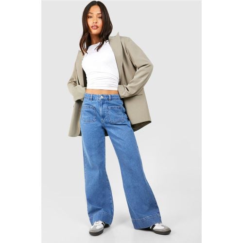 Jeans dritti Petite con risvolti sul fondo - boohoo - Modalova