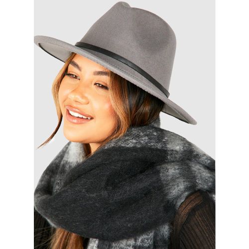 Buckle Trim Fedora Hat, Grigio - boohoo - Modalova