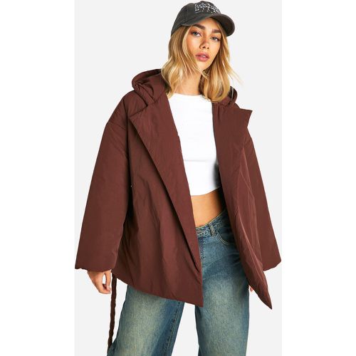 Chaqueta Acolchada Con Capucha Y Cinturón - boohoo - Modalova