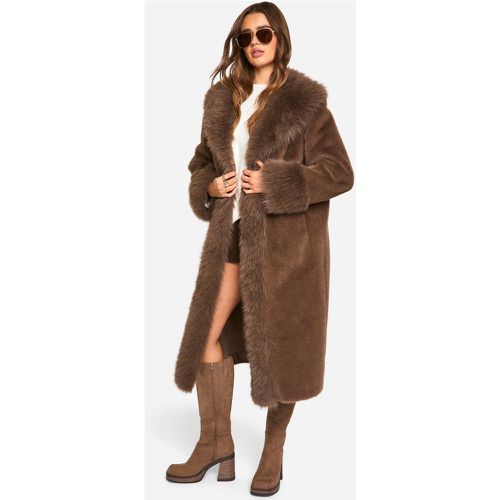 Cappotto longuette rivestito in pelliccia sintetica - boohoo - Modalova