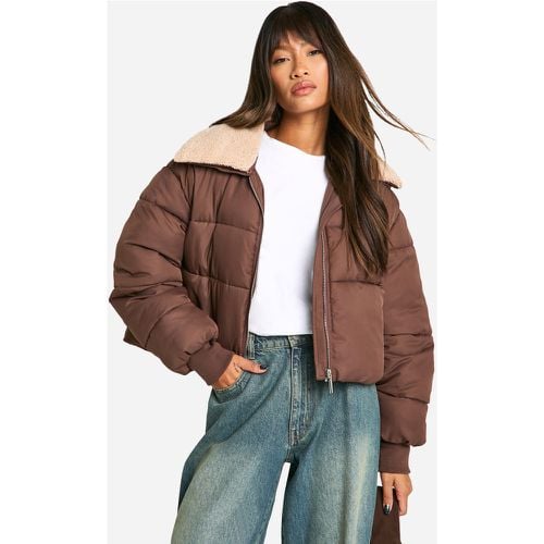 Chaqueta Acolchada Con Cuello Y Ribete De Borreguito Sintético - boohoo - Modalova