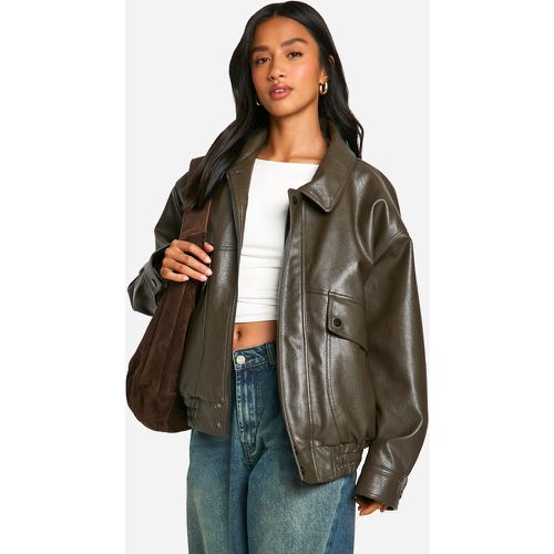 Chaqueta Bomber Petite Oversize De Cuero Sintético Con Forro De Borreguito Sintético - boohoo - Modalova