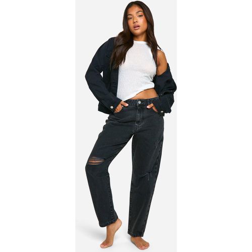 Jeans Mom Petite Basics a vita alta strappati - boohoo - Modalova