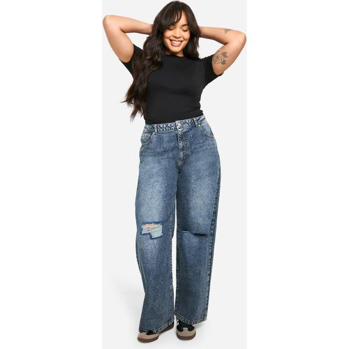 Jeans Plus Size Basics in taglio maschile con strappi sul ginocchio - boohoo - Modalova