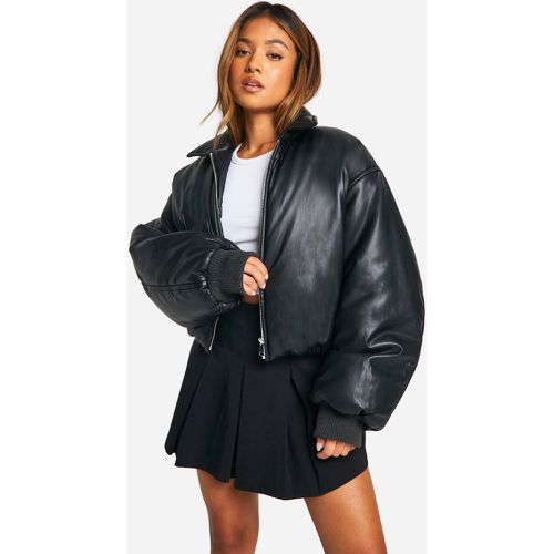 Chaqueta Bomber Petite De Cuero Sintético Acolchada - boohoo - Modalova