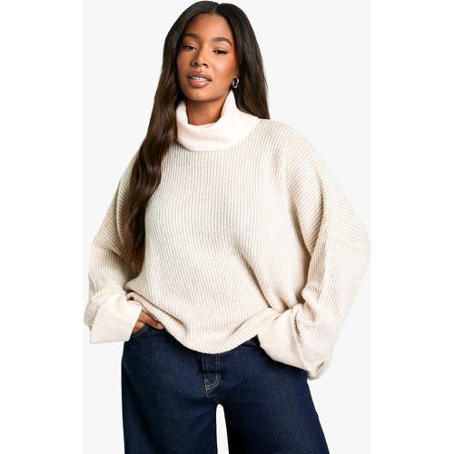 Maglione lungo Plus Size con collo alto e maniche ad ala di pipistrello - boohoo - Modalova