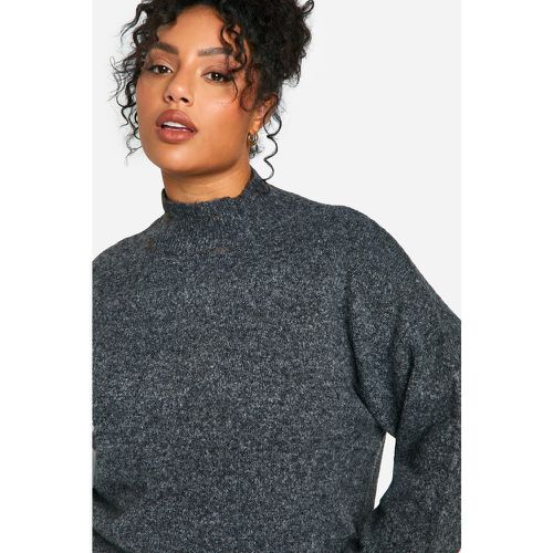 Maglione Plus Size in maglia morbida a collo alto - boohoo - Modalova