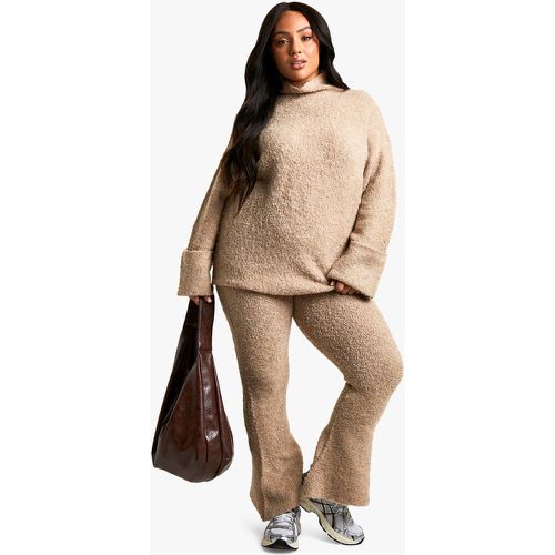 Maglione Plus Size in maglia in pile borg a collo alto con polsini & pantaloni a zampa coordinati - boohoo - Modalova