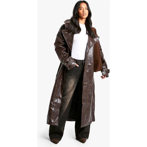 Cappotto Trench Petite lungo in pelle sintetica effetto coccodrillo - boohoo - Modalova