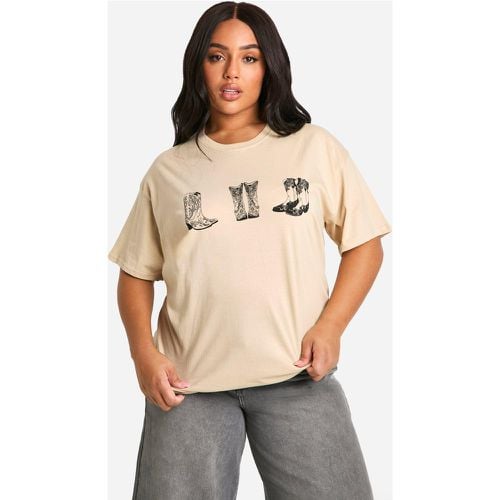 T-shirt Plus Size oversize con stivali da cowboy - boohoo - Modalova