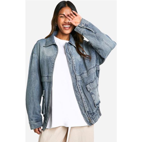 Giacca Bomber in denim con tasche - boohoo - Modalova