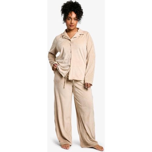 Set pigiama Plus Size in fleece a coste con bottoni frontali - boohoo - Modalova