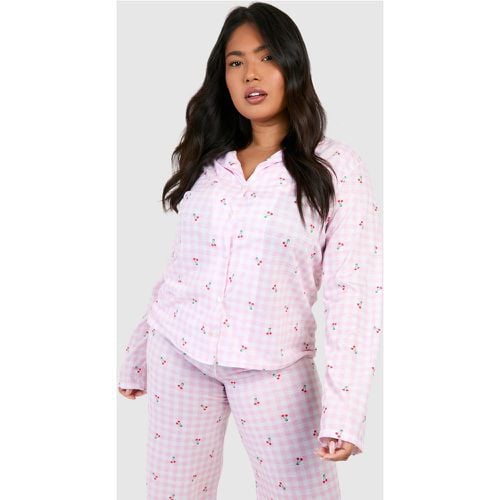 Camicia pigiama Plus Size a maniche lunghe a quadri con ciliegie e bottoni - boohoo - Modalova