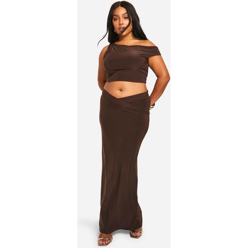 Top Plus Size seducente su due livelli con spalle scese & gonna maxi con fascia a V in vita coordinata - boohoo - Modalova