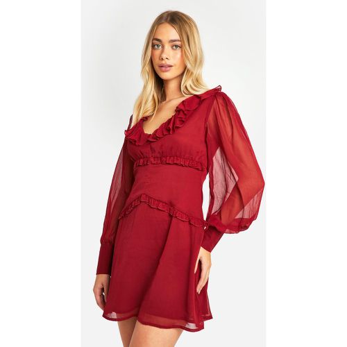 Vestito grembiule in chiffon effetto goffrato con dettagli arricciati - boohoo - Modalova