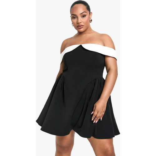 Vestito Skater Plus Size con pieghe e spalle scoperte a contrasto - boohoo - Modalova