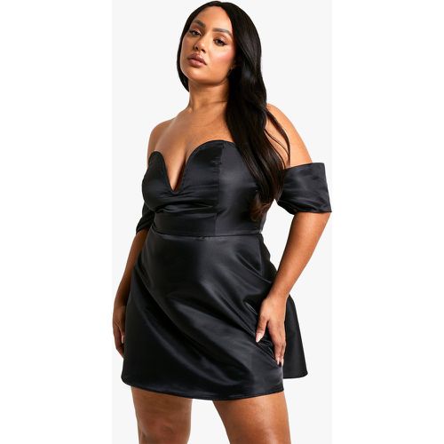 Vestito Skater Plus Size con scollo a V e spalle scese - boohoo - Modalova