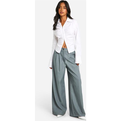 Pantaloni Petite a gamba super ampia con pieghe - boohoo - Modalova