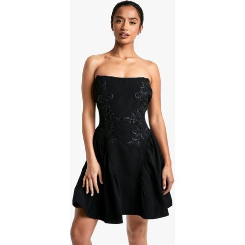 Vestido Petite Palabra De Honor Skater De Tela Con Adornos - boohoo - Modalova