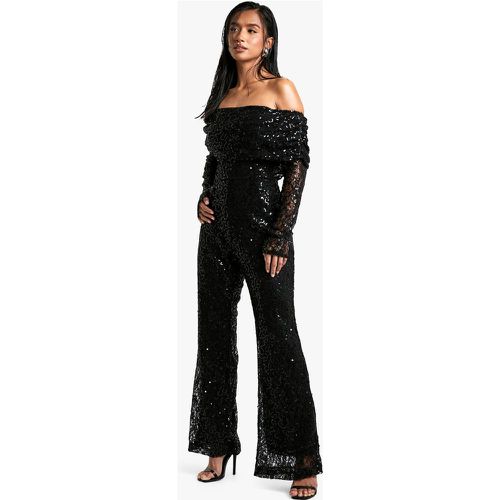 Tuta intera Petite in pizzo con scollo Bardot e paillettes - boohoo - Modalova