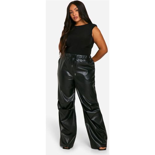 Pantaloni in taglio maschile Plus Size extra comodi in PU - boohoo - Modalova