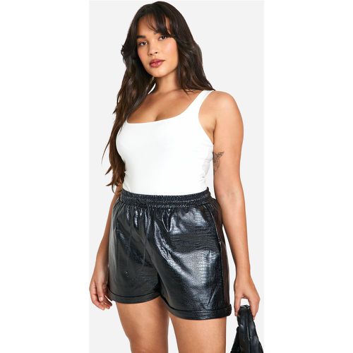 Pantaloncini Plus Size in PU effetto coccodrillo con laccetti in velluto a coste - boohoo - Modalova