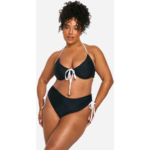 Slip bikini Plus Size con laccetti a contrasto e ruches laterali - boohoo - Modalova