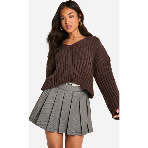 Maglione corto Petite in maglia a coste con scollo a V - boohoo - Modalova