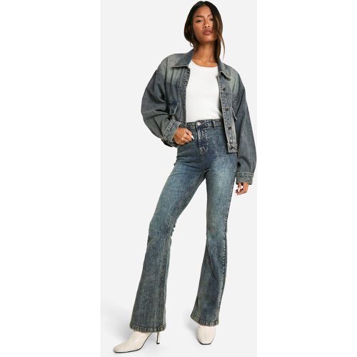 Jeans a zampa a vita alta modellanti sul retro - boohoo - Modalova