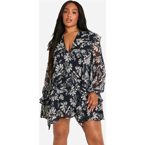 Vestito grembiule Plus Size in chiffon effetto goffrato con arricciature - boohoo - Modalova