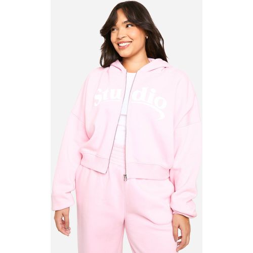 Felpa Plus Size squadrata con slogan Studio, zip e cappuccio - boohoo - Modalova