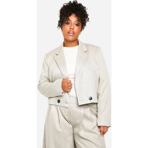 Blazer corto Plus Size squadrato a righe verticali con bottone - boohoo - Modalova