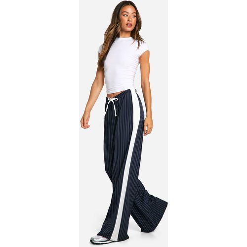 Pantaloni Tall a gamba ampia con righe a contrasto e laccetti - boohoo - Modalova