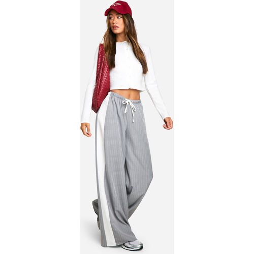 Pantaloni Tall a gamba ampia con righe a contrasto e laccetti - boohoo - Modalova