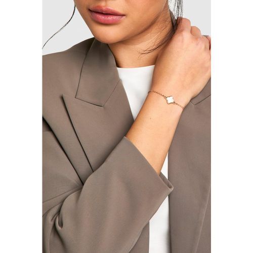 Pulsera Con Perla Y Trébol, Blanco - boohoo - Modalova