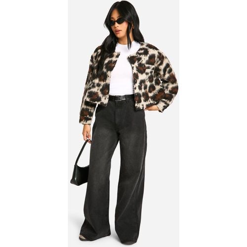 Giacca Bomber Petite effetto lana leopardata - boohoo - Modalova