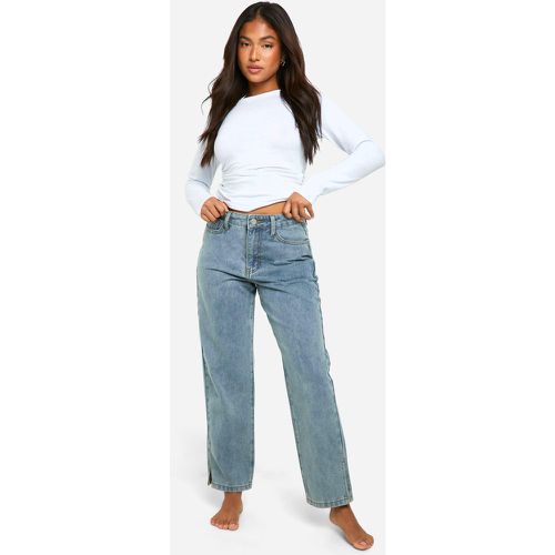 Jeans dritti Petite Basics con spacco - boohoo - Modalova