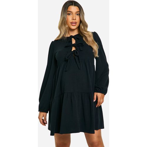 Vestido Premamá Mini Holgado De Manga Larga Y Canalé En Dos Tonos Con Atadura Frontal Y Volante En El Bajo - boohoo - Modalova