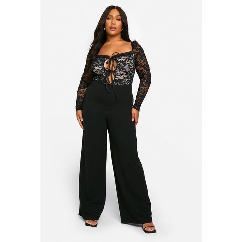 Tuta intera Plus Size a gamba ampia con laccetti frontali in pizzo - boohoo - Modalova